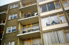 108620 Afbeelding van een meisje op het balkon van een flatgebouw aan de Amerikalaan te Utrecht.N.B. De foto is gemaakt ...